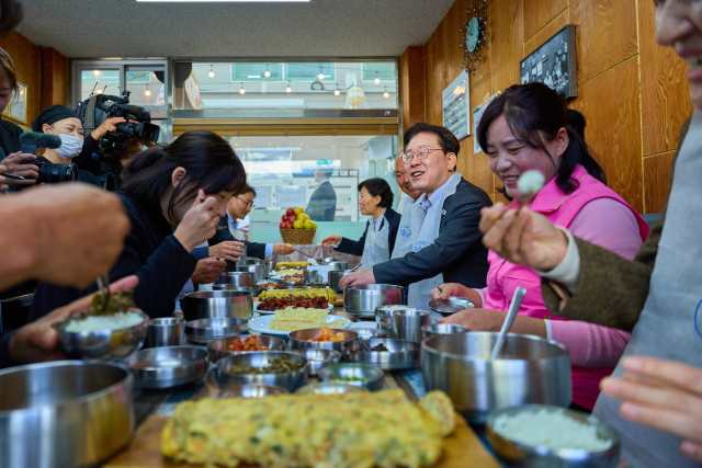 이재명 대통령이 31일 경북 청송군 진보면을 찾아 농어촌 기본소득 현장을 점검하고 오찬 간담회를 했다고 청와대가 밝혔다. 연합뉴스